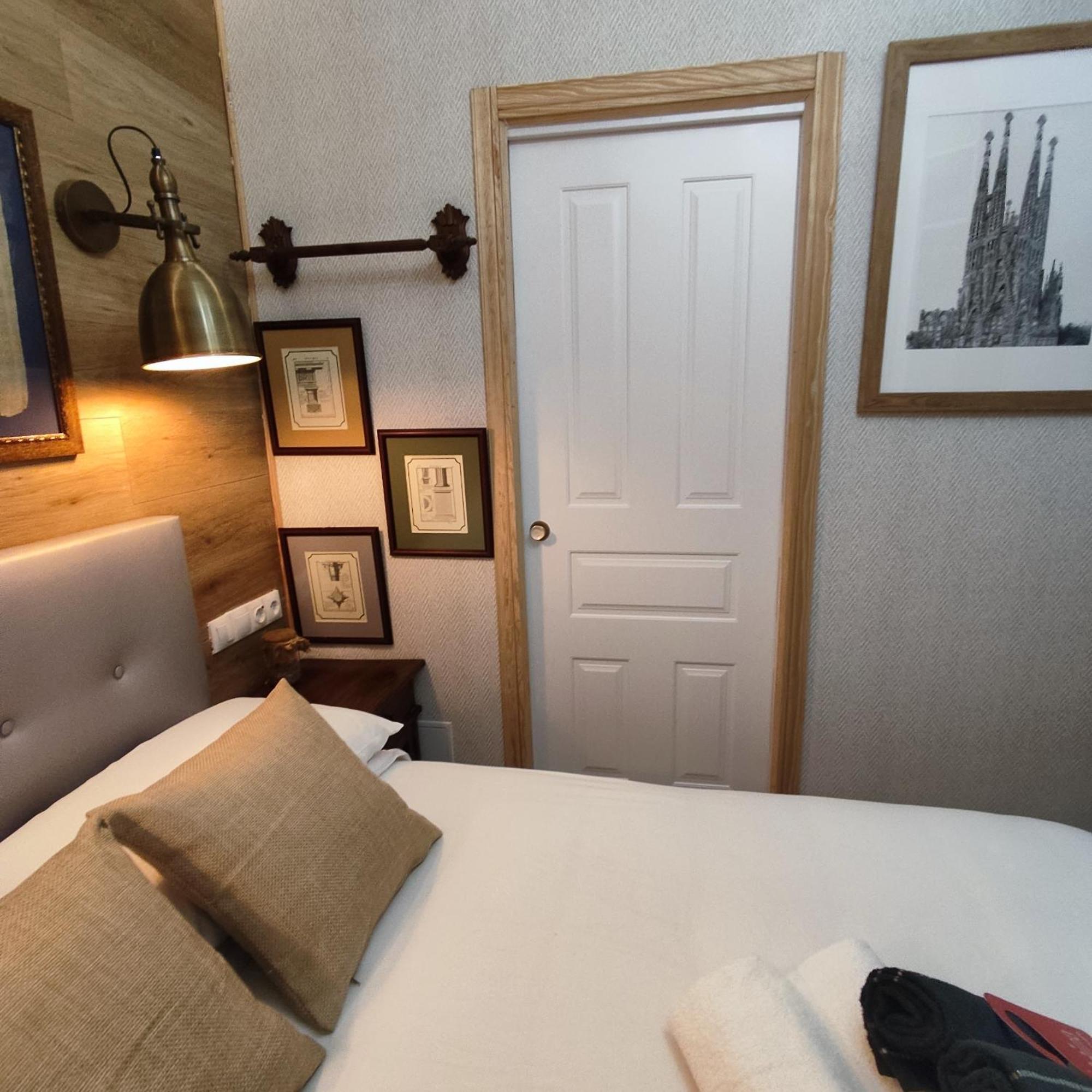 Studio Or Rooms With Private Bathroom Or Rooms With Shared Bathroom Барселона Экстерьер фото