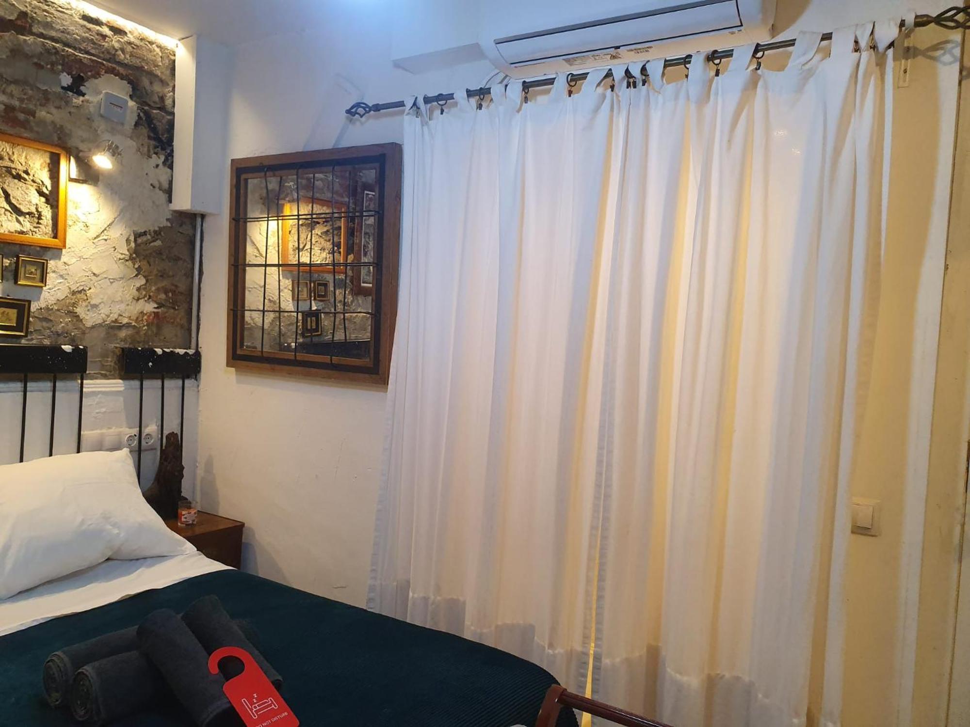 Studio Or Rooms With Private Bathroom Or Rooms With Shared Bathroom Барселона Экстерьер фото