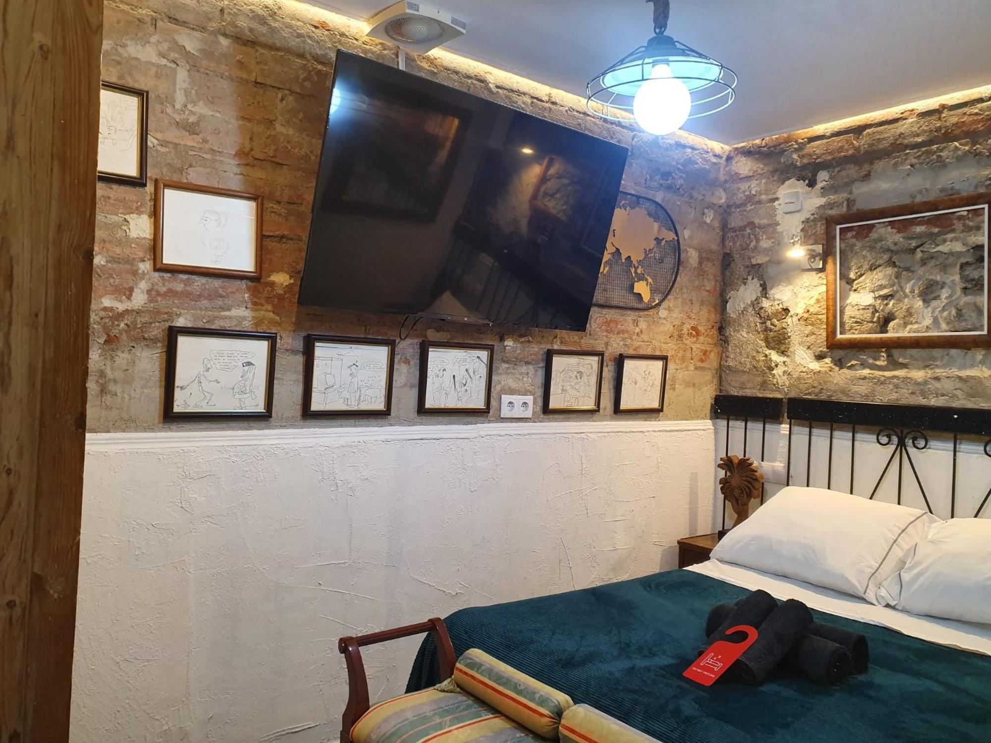 Studio Or Rooms With Private Bathroom Or Rooms With Shared Bathroom Барселона Экстерьер фото