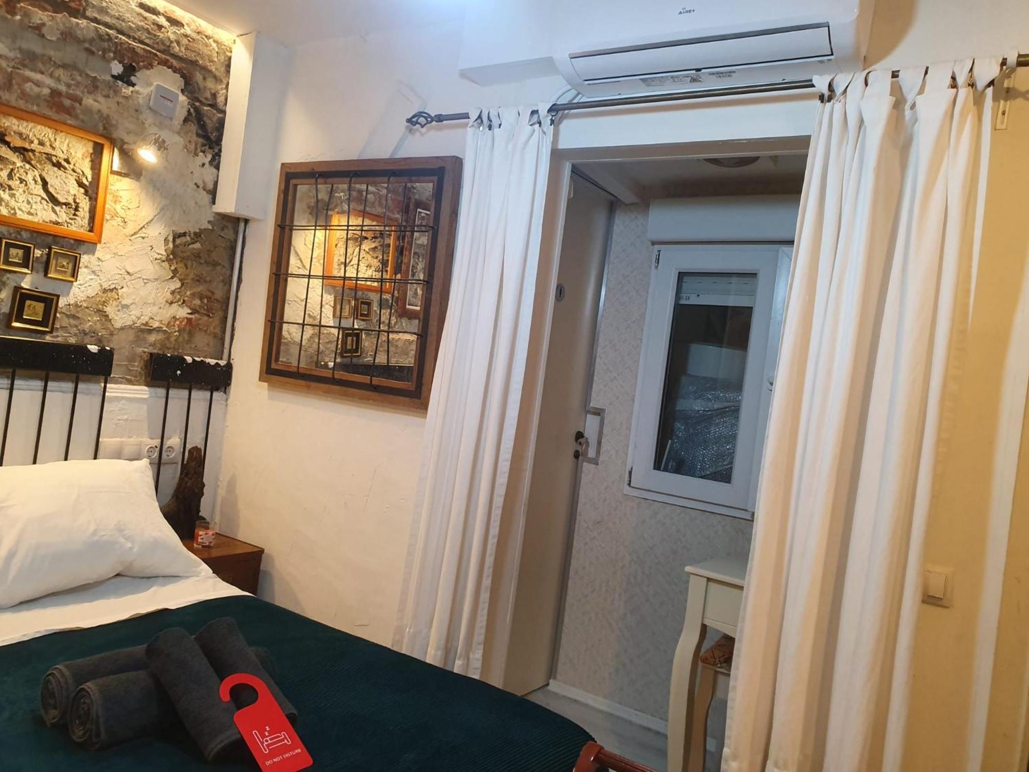 Studio Or Rooms With Private Bathroom Or Rooms With Shared Bathroom Барселона Экстерьер фото