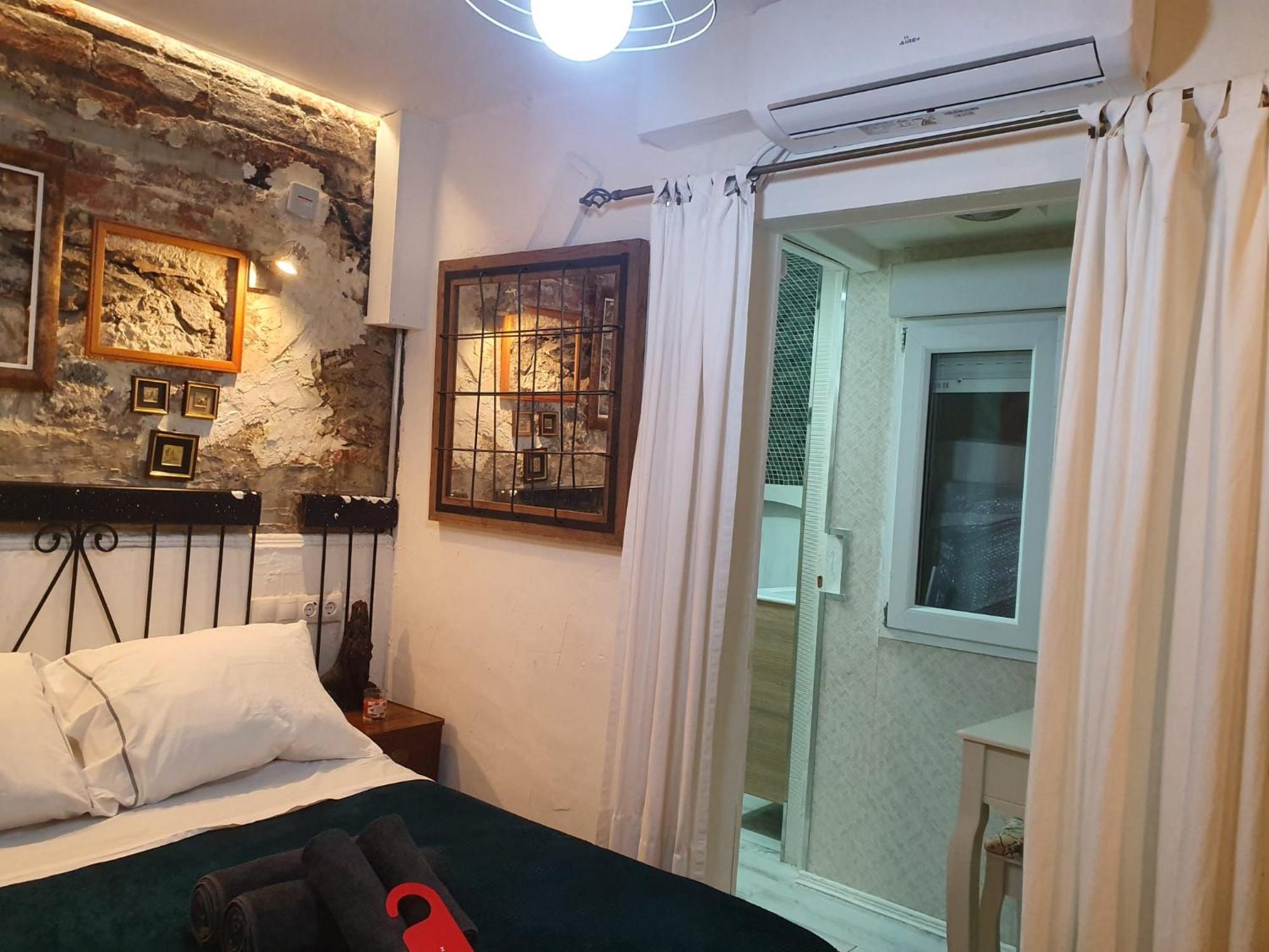 Studio Or Rooms With Private Bathroom Or Rooms With Shared Bathroom Барселона Экстерьер фото