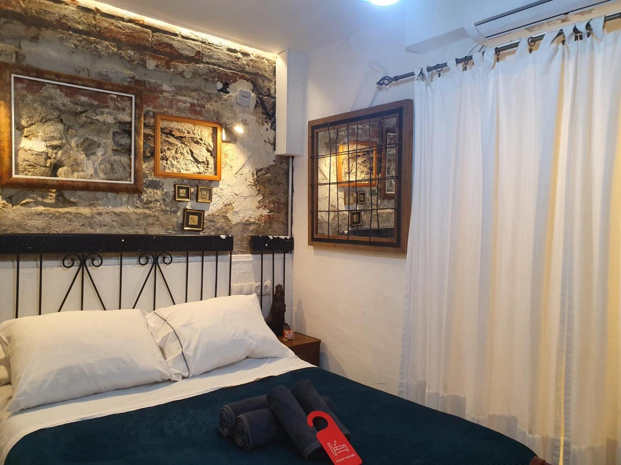 Studio Or Rooms With Private Bathroom Or Rooms With Shared Bathroom Барселона Экстерьер фото
