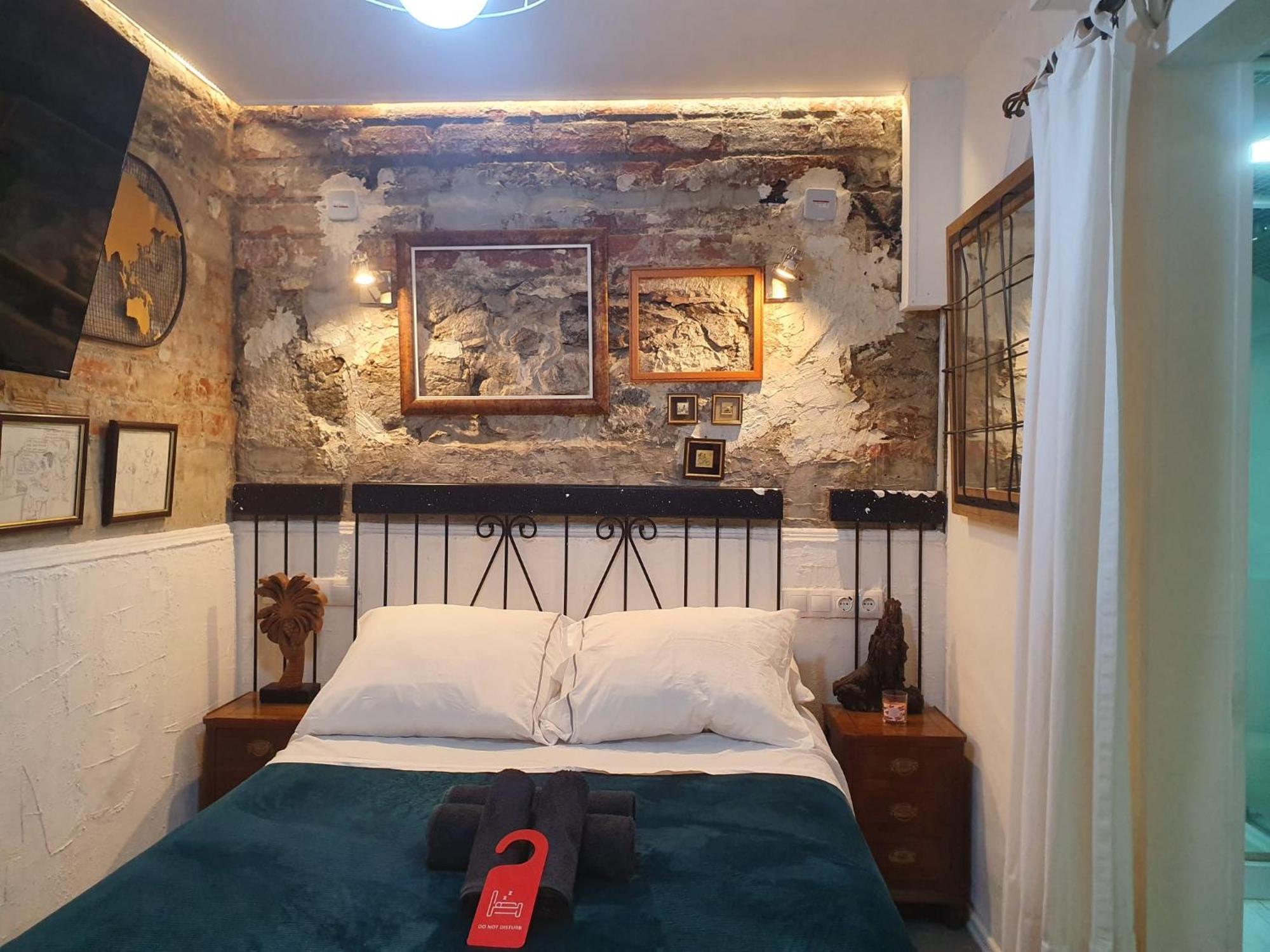 Studio Or Rooms With Private Bathroom Or Rooms With Shared Bathroom Барселона Экстерьер фото