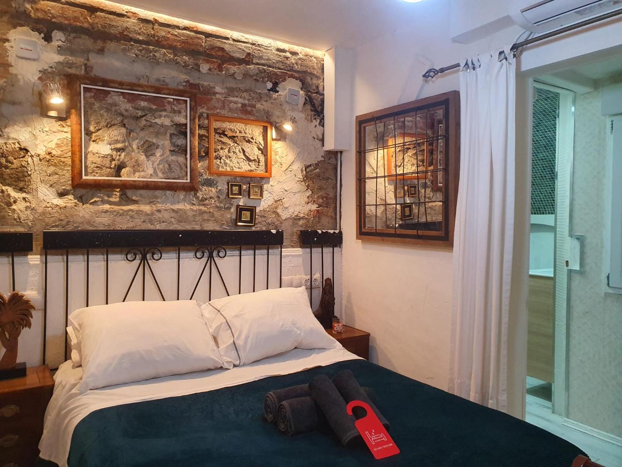 Studio Or Rooms With Private Bathroom Or Rooms With Shared Bathroom Барселона Экстерьер фото
