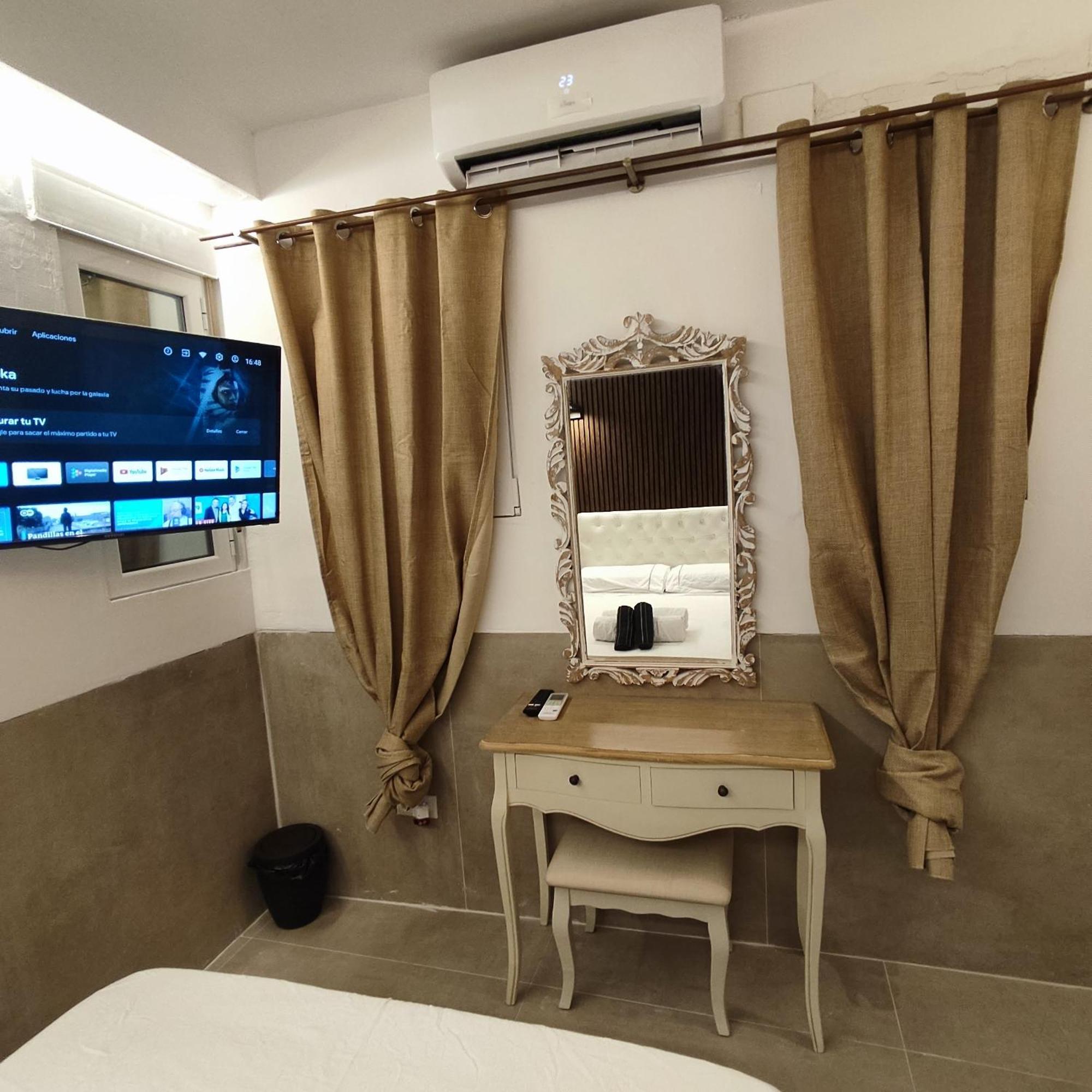 Studio Or Rooms With Private Bathroom Or Rooms With Shared Bathroom Барселона Экстерьер фото